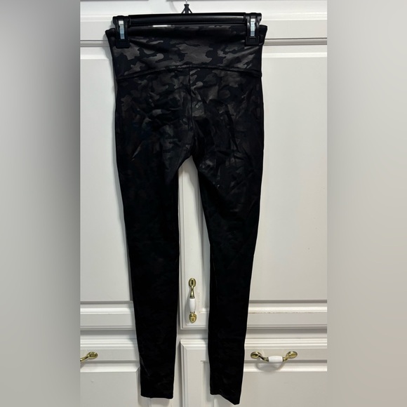 Spanx Faux Leather Camo Leggings Matte Black Combo Women’s Size Medium - Picture 4 of 8